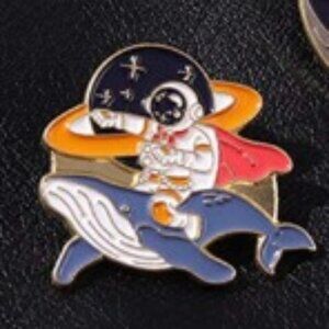 Lindo broche de aleación con tema espacial de dibujos animados, que incluye dibu